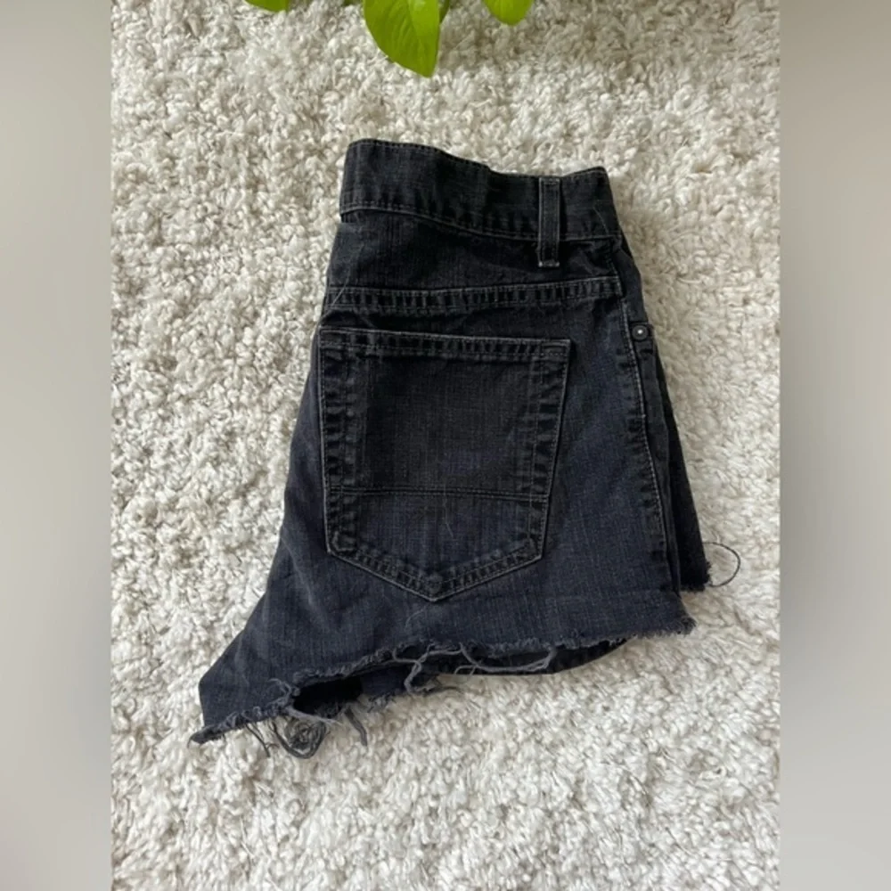 Women’s Old Navy Black Denim Distressed Shorts - Picture 2 of 3